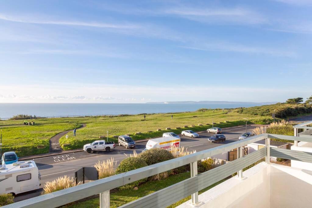 Panoramic Sea View Apartment Sleeps 4-Free Parking บอร์นมัธ ภายนอก รูปภาพ