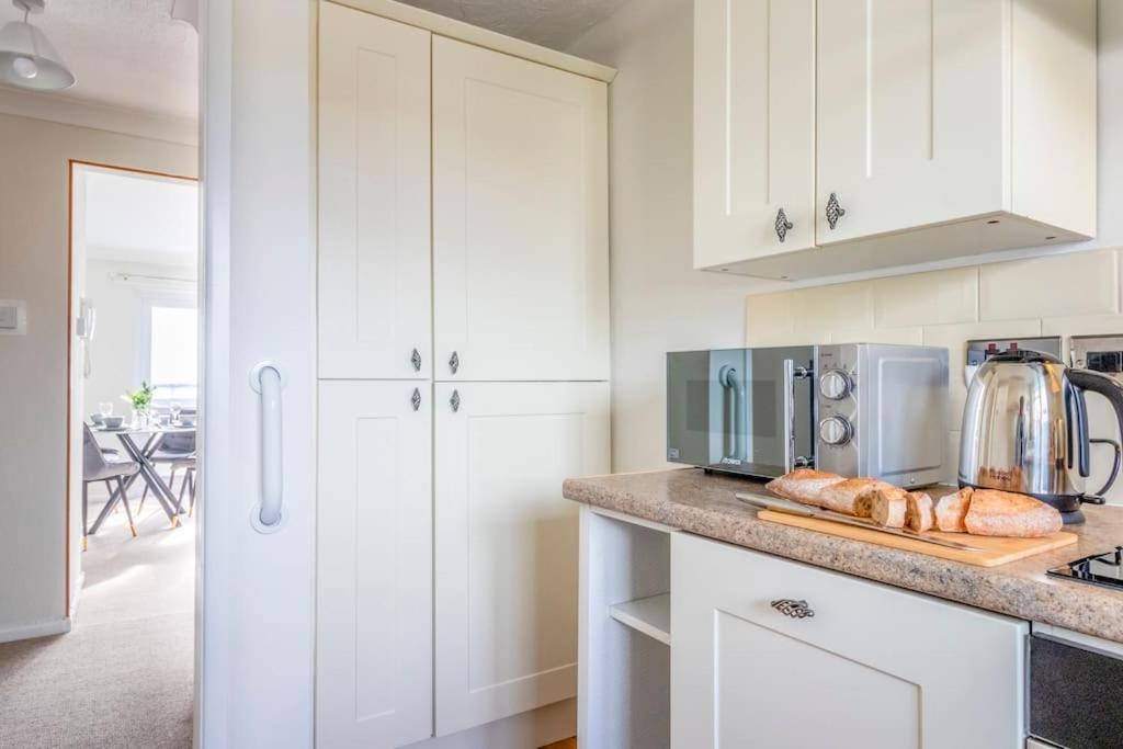 Panoramic Sea View Apartment Sleeps 4-Free Parking บอร์นมัธ ภายนอก รูปภาพ